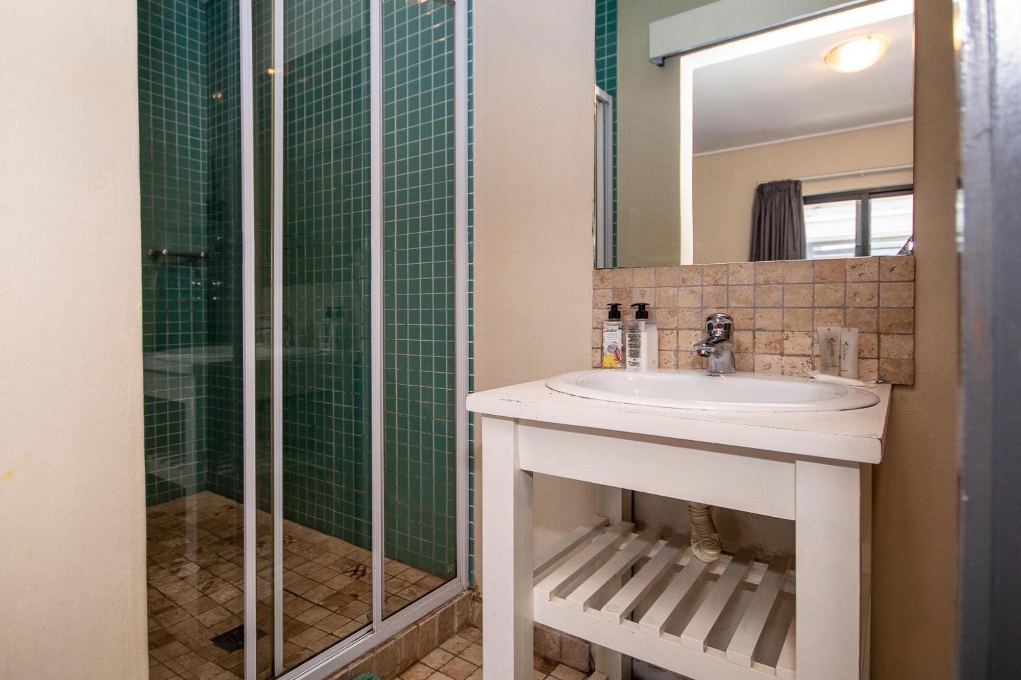 Apartment Bowl Stylish Home, In Walking Distance Flatrock *