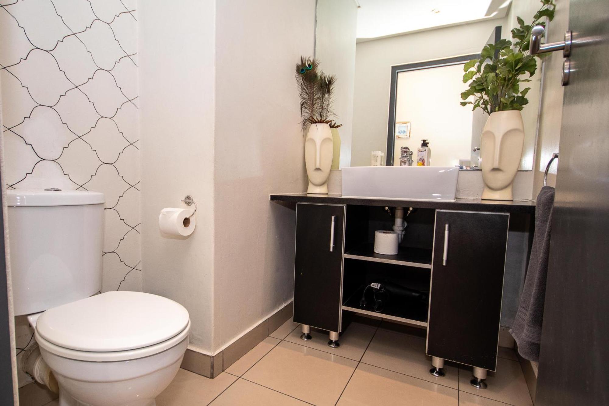 Apartment Bowl Stylish Home, In Walking Distance Flatrock